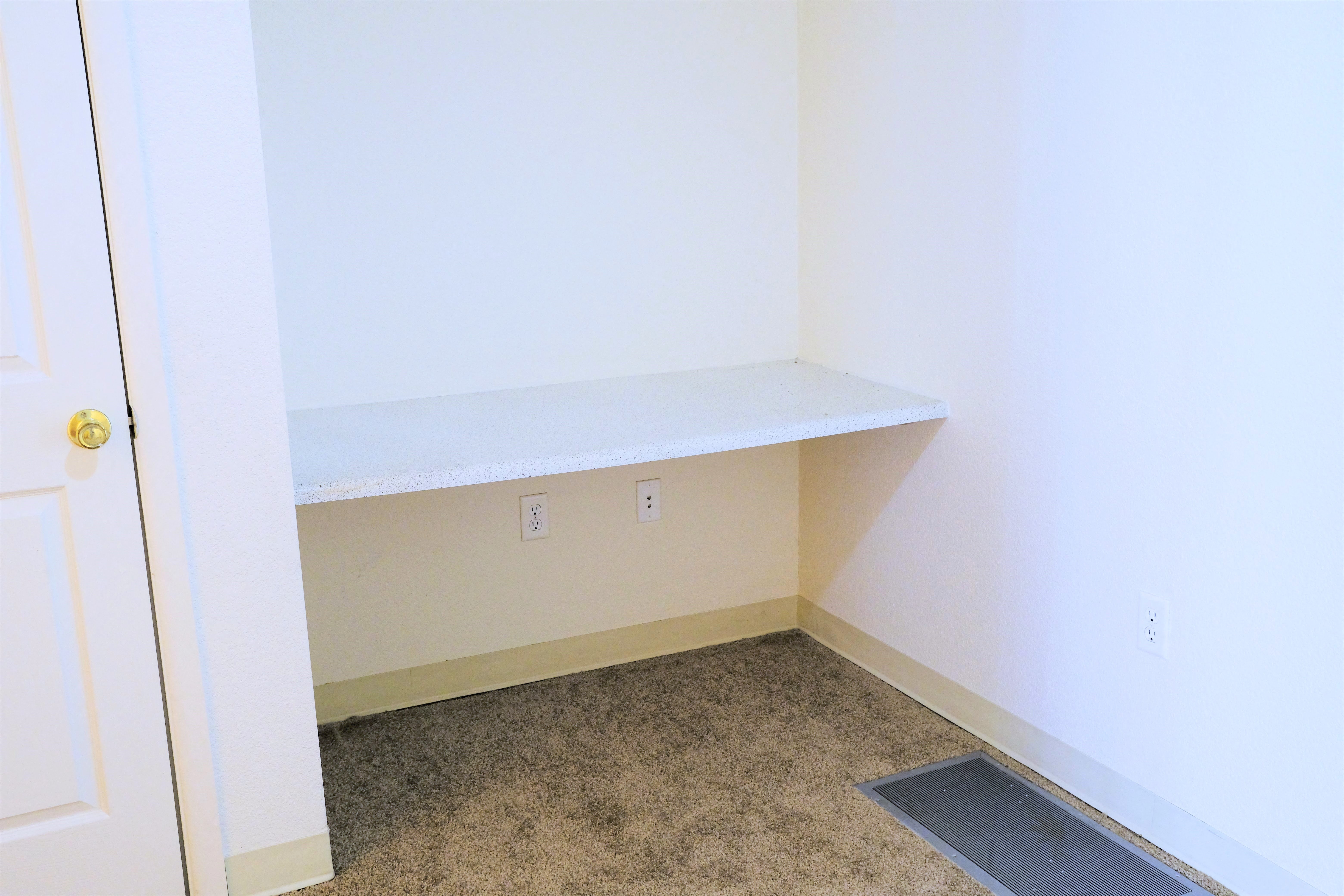 Built-in desk